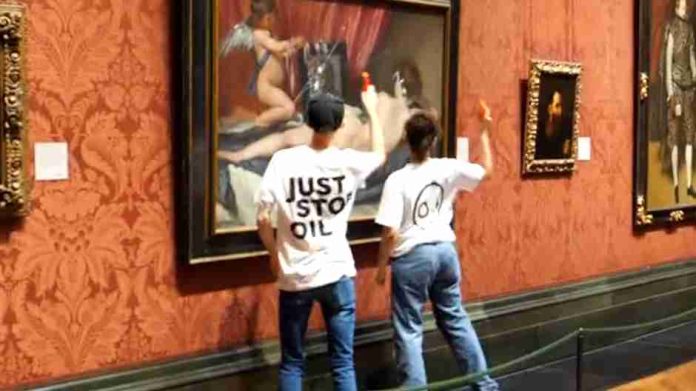 VIDEO: Ecologistas atacan a martillazos la 'Venus del espejo' de Velázquez en la National Gallery de Londres