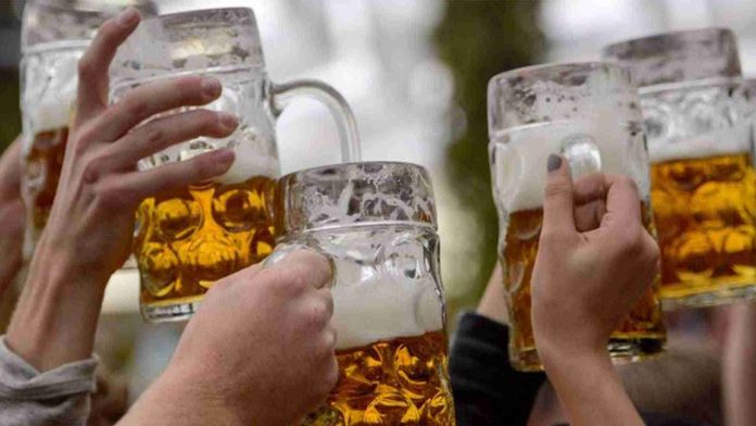 Alemanes rompen récord al beber más de mil cervezas en menos de tres horas