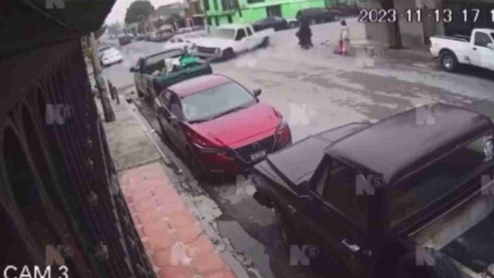 Camioneta se pasa el alto y embiste a madre e hija en Saltillo