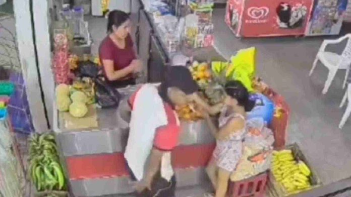 Captan a hombre tocando indebidamente a una niña en una tienda