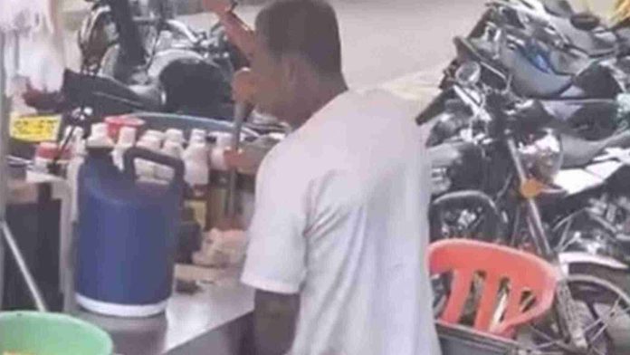 Captan a vendedor de comida haciendo del baño en su puesto