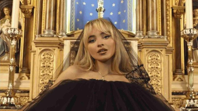 Destituyen a sacerdote de sus funciones por permitir filmación de Sabrina Carpenter
