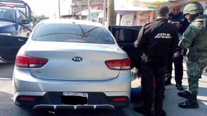 Detienen a mujer por transportar bolsa con restos humanos en la cajuela de su auto