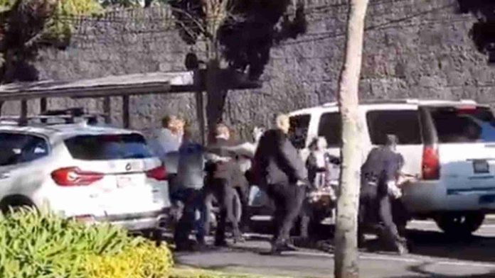 Escoltas golpean a un hombre frente a su hija en CDMX