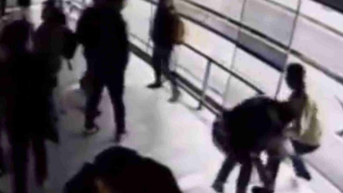Hombre asalta a una mujer y es arrollado por un autobús al intentar huir