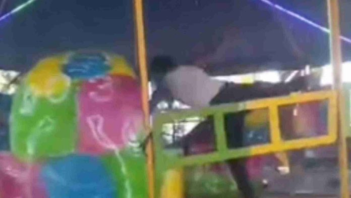 Joven sufre fuerte accidente en juego mecánico