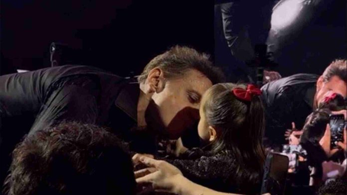 Luis Miguel besa en la boca a niña en pleno concierto