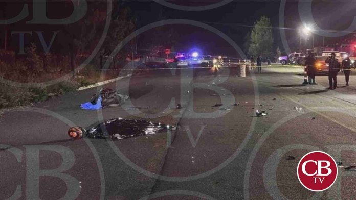 Muere policía de Tangamandapio al chocar su motocicleta