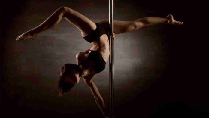 Mujer muere tras caer durante rutina de pole dance