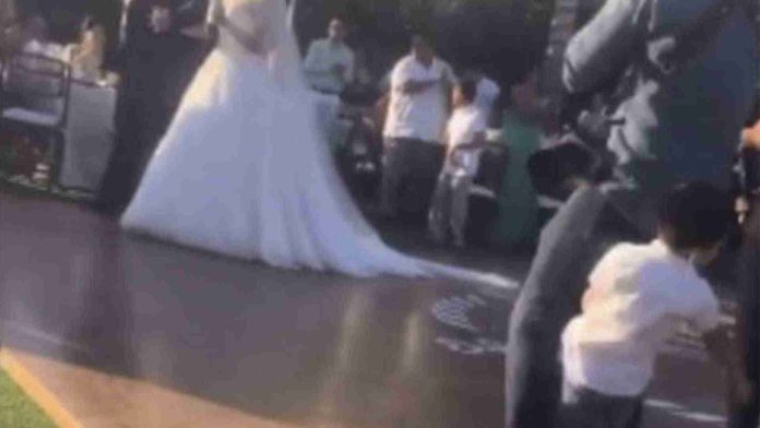 Niño se atraviesa en una boda y termina aplastado