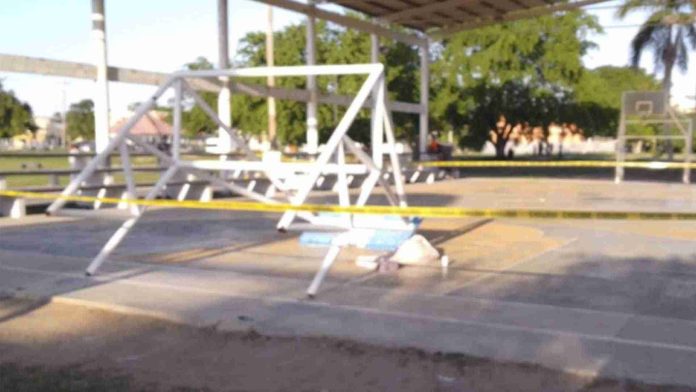 Niño se cuelga de tablero de básquetbol y muere 