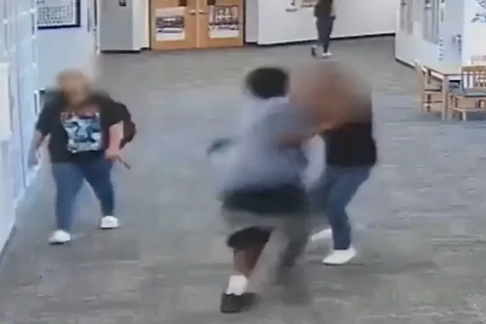 #Video: Adolescente golpea brutalmente a su maestra por quitarle su Nintendo Switch
