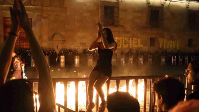 Pintan mensaje en Palacio Nacional en memoria de le magistrade Ociel Baena