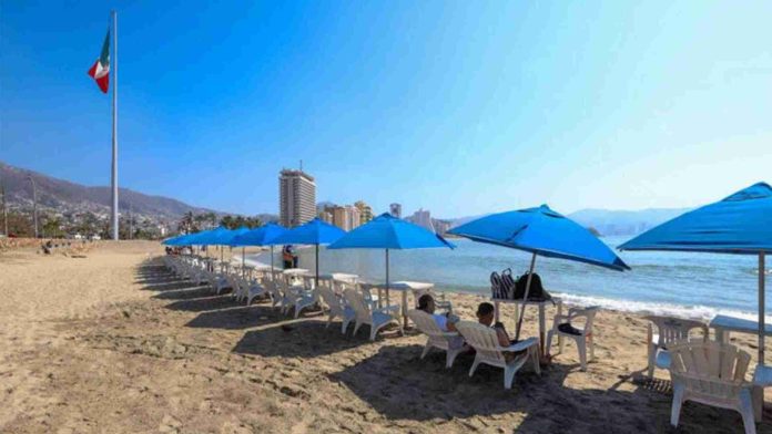 Regresan sombrillas y vendedores a la playa Papagayo en Acapulco
