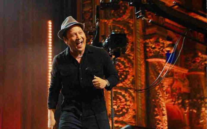 VIDEO: Rob Schneider canta 