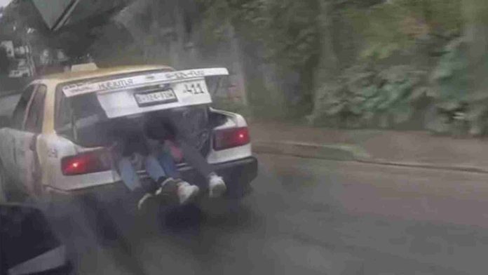 Taxi se vuelve viral por llevar pasajeros hasta en la cajuela