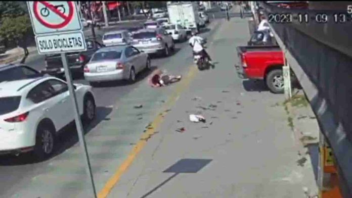 Imágenes fuertes: motociclista atropella a niña y huye del lugar
