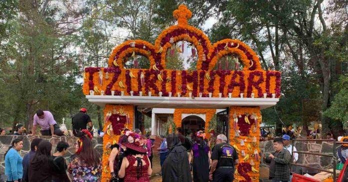 Tzurumútaro pide a turistas respetar los altares y ofrendas del panteón.