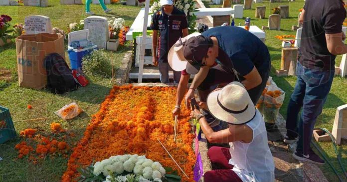 Recuerdan a difuntos y preparan espacios para la llegada de sus almas el 2 de noviembre
