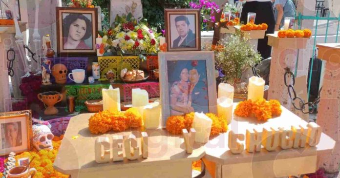 Recuerdan a Ceci y Chucho en este día de muertos con tradicional altar en Morelia