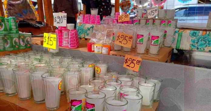 Bajas ventas en velas, calaveritas de azúcar, papel picado y frutas para el altar de muertos