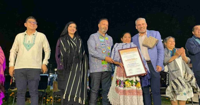 Artesana de Angahuan gana premio especial en concurso estatal