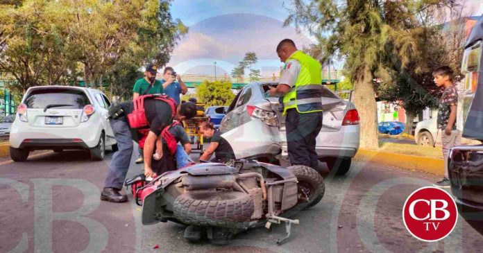 Motociclista se embarra con un auto en La Huerta
