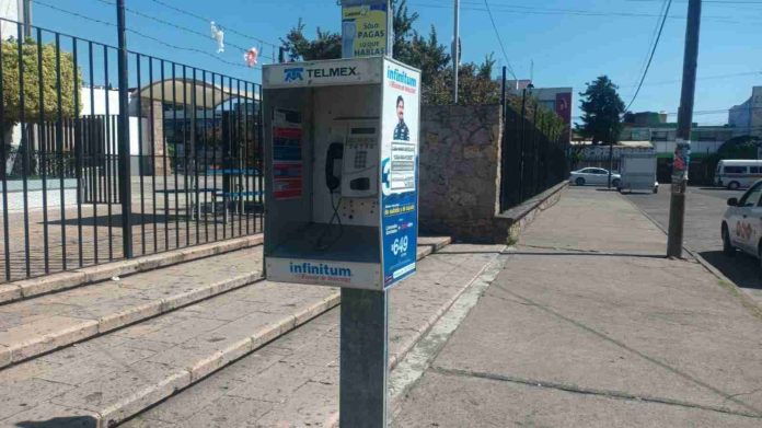 Olvidados en calles de Morelia los teléfonos públicos que permitían llamar con solo tres pesos