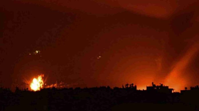 Bombardeo israelí deja 45 muertos en refugio de desplazados en Gaza