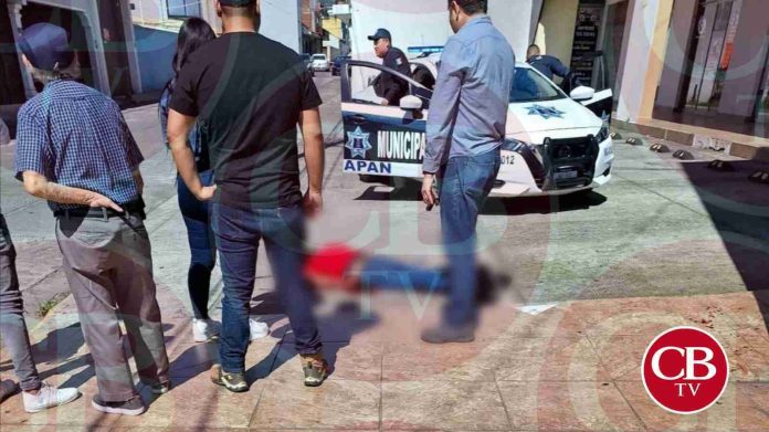 #Michoacán | Cuando despertó, los vecinos lo acabalaron con una golpiza #CBTV https://cbtelevision.com.mx/quiso-asaltar-joyeria-y-el-dueno-lo-desmaya-de-un-golpe/