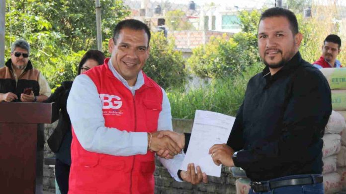Entrega Bladimir González material de construcción a 6 escuelas de Tarímbaro