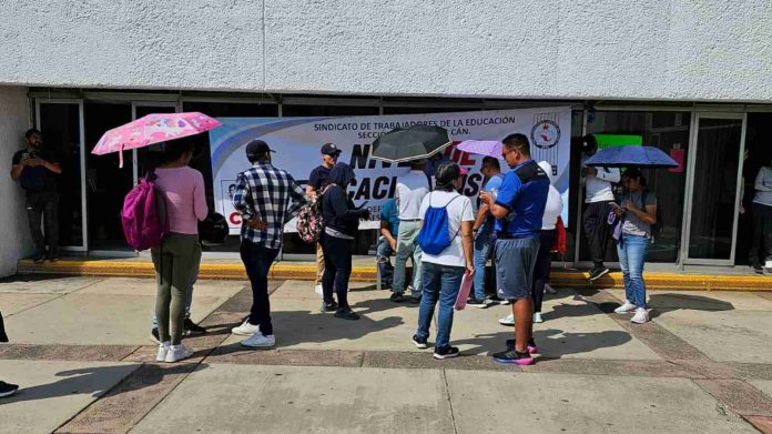 Sindicatos se debilitan; maestros están en las escuelas