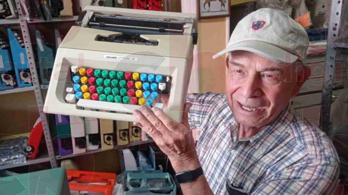 La constancia, esfuerzo y dedicación hicieron que el reparador de máquinas de escribir José Araiza tenga éxito en la actualidad
