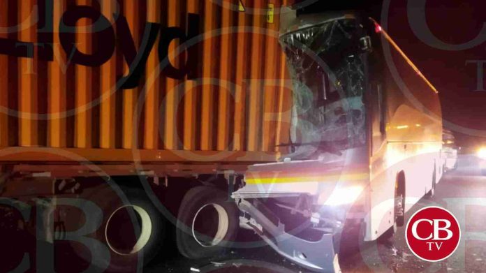 Choque de autobús y tráiler deja 28 heridos en la Siglo XXI