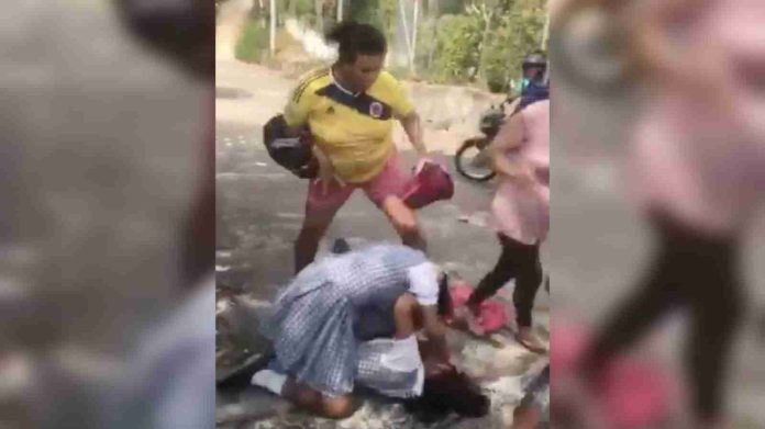 v#Video: Madre incita pelea entre dos menores fuera de primaria