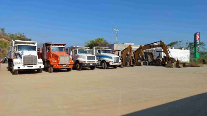 Envía Michoacán más maquinaria pesada y 10 camiones de volteo a Guerrero: Segob