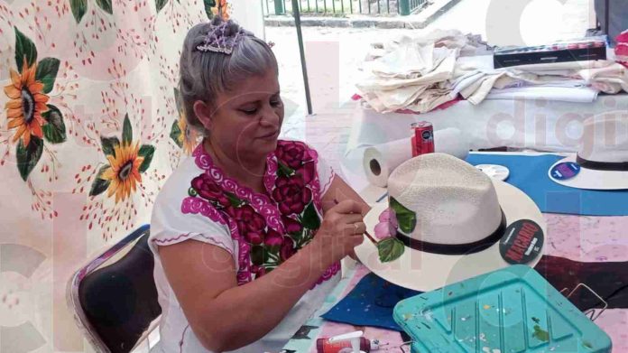 Más de 30 años pintando a mano la naturaleza que representa Michoacán, conoce la historia de María