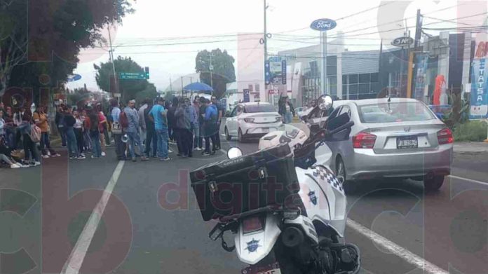 Normalistas y profesores bloquean libramiento a la altura de la Pepsi