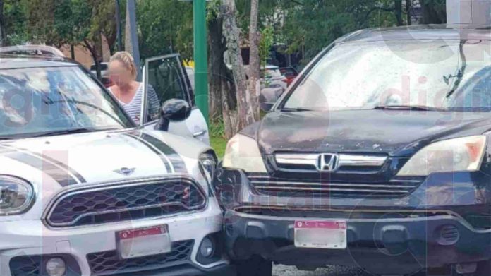 Dos mujeres chocan sus autos al no cederse el paso