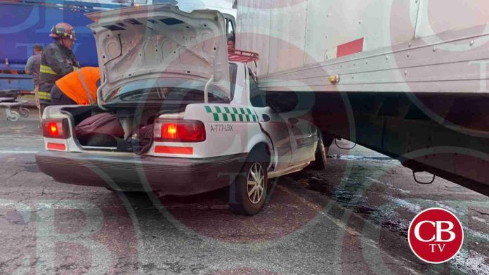 Taxi se mete debajo de un tráiler en la Morelia-Salamanca
