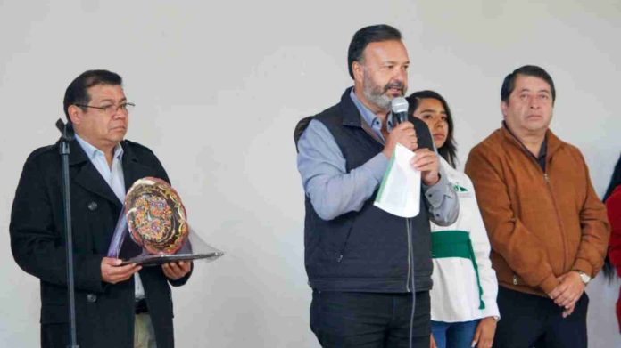 Entrega Julio Arreola Techumbres en Escuela Secundaria Técnica Número 24 en Pátzcuaro