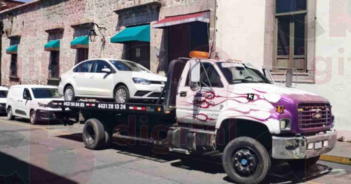 Continúa el cobro de cuotas a grúas en Morelia