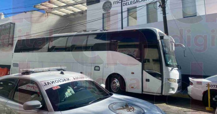 Detienen a cinco “polleros” que transportaban 118 indocumentados en Michoacán