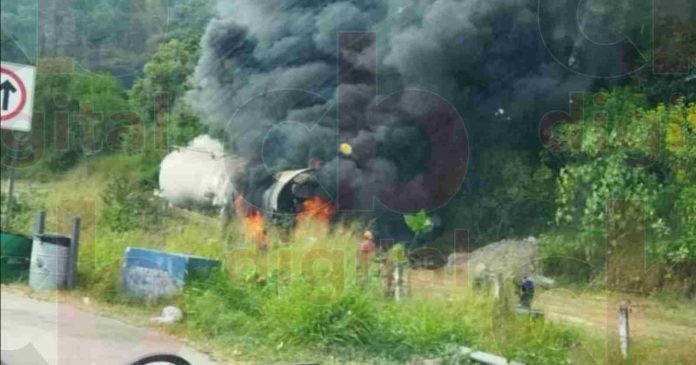 Se incendia contenedor con químicos en la Siglo XXI