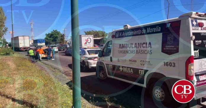 Tráiler embiste dos autos en el libramiento de Morelia