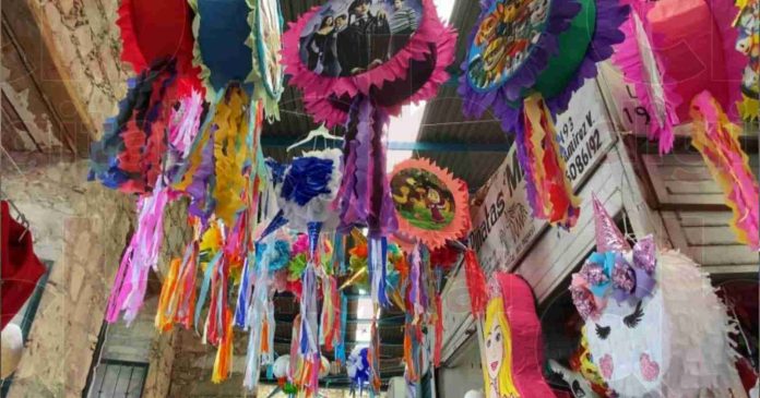 La elaboración de piñatas como sustento económico y tradición familiar