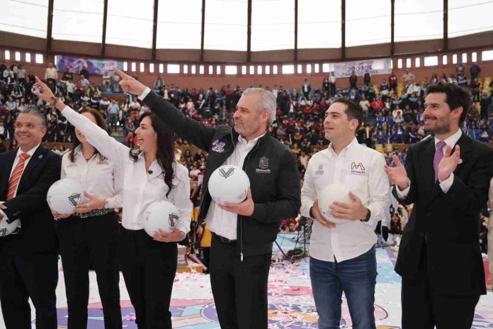 Arranca Bedolla “Jalo a estudiar” con la entrega de 200 mil pares de tenis