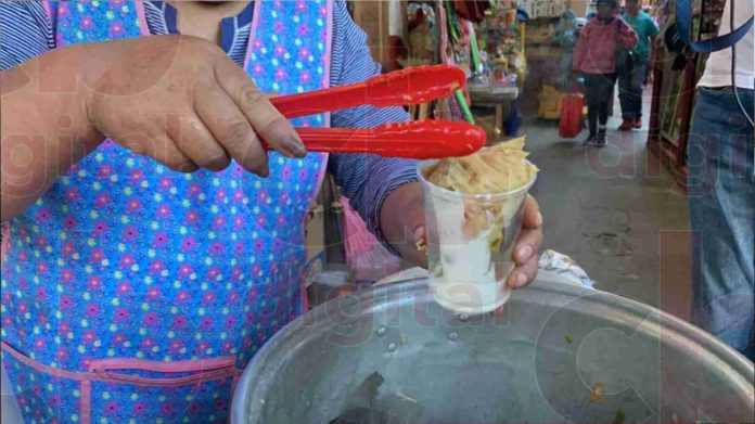 Corundas rellenas y servidas en vaso, una delicia culinaria de Pátzcuaro