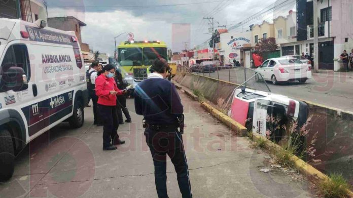 Taxi cae a canal pluvial en Villas del Pedregal