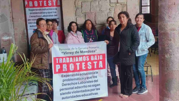 Exigen destitución de directora de Primaria Virrey de Mendoza por violación de derechos laborales